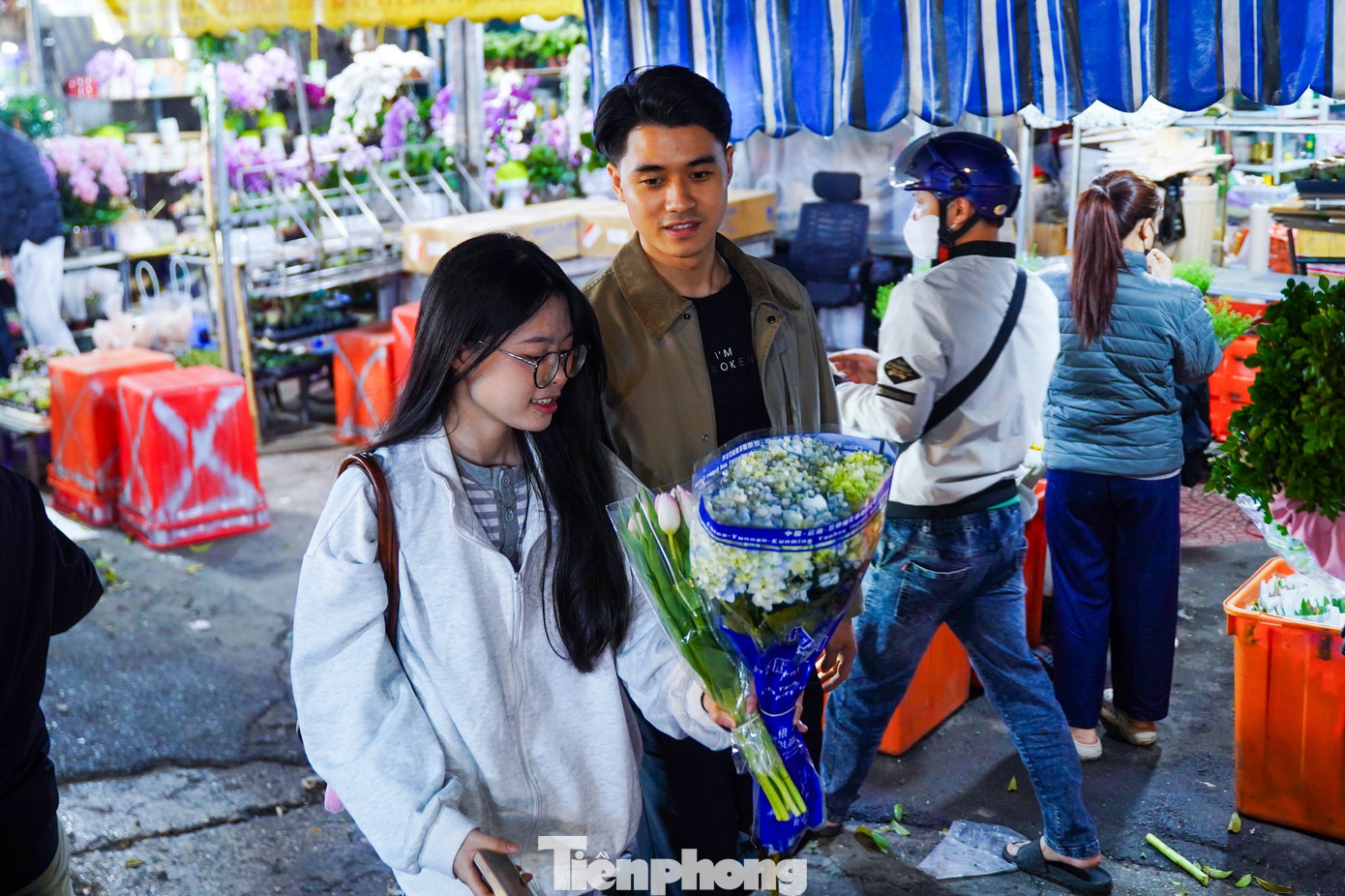Không ít chàng trai đưa người yêu đến chợ hoa đêm, vừa dạo chợ vừa chọn những bó hoa tươi thắm làm quà tặng dịp Quốc tế Phụ nữ 8/3.