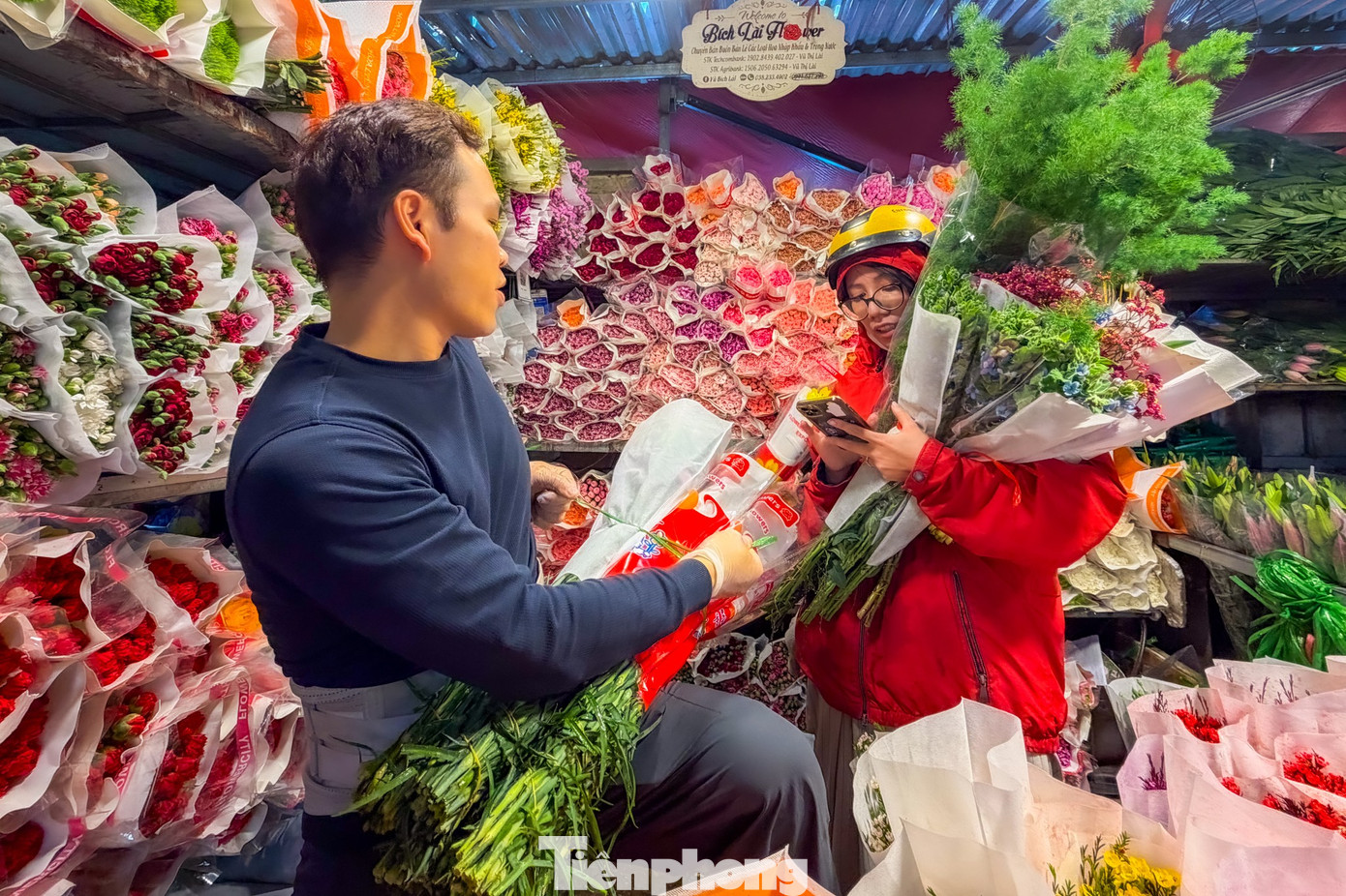 Chợ hoa đêm Quảng Bá thường bắt đầu họp từ khoảng 20h tối và kéo dài đến sáng sớm hôm sau. Đây là một trong những đầu mối cung cấp hoa tươi lớn của Hà Nội, đặc biệt nhộn nhịp vào các dịp lễ như 8/3, 20/10...