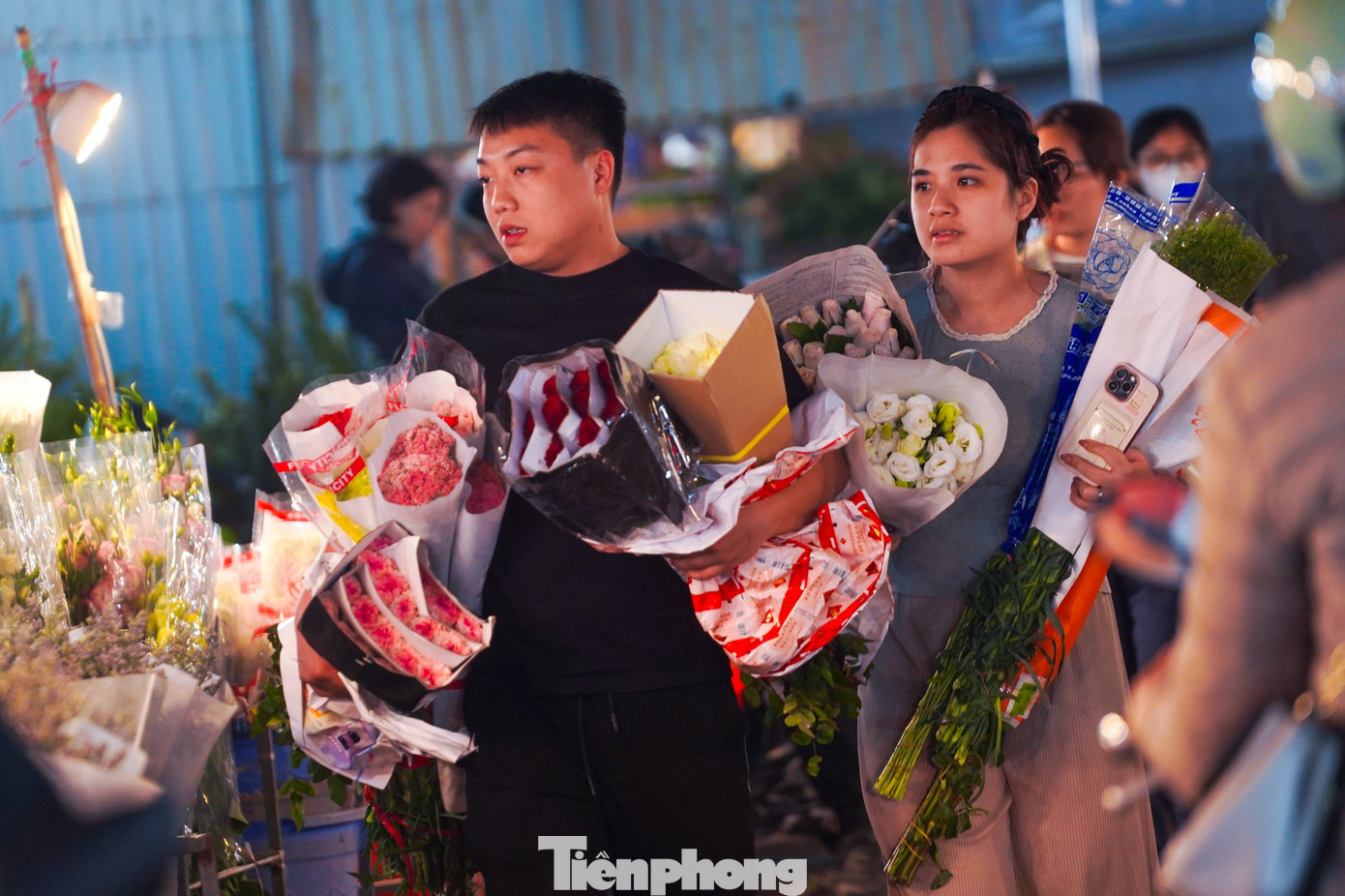 Không khí tấp nập tại chợ hoa đêm Quảng Bá rạng sáng 7/3.