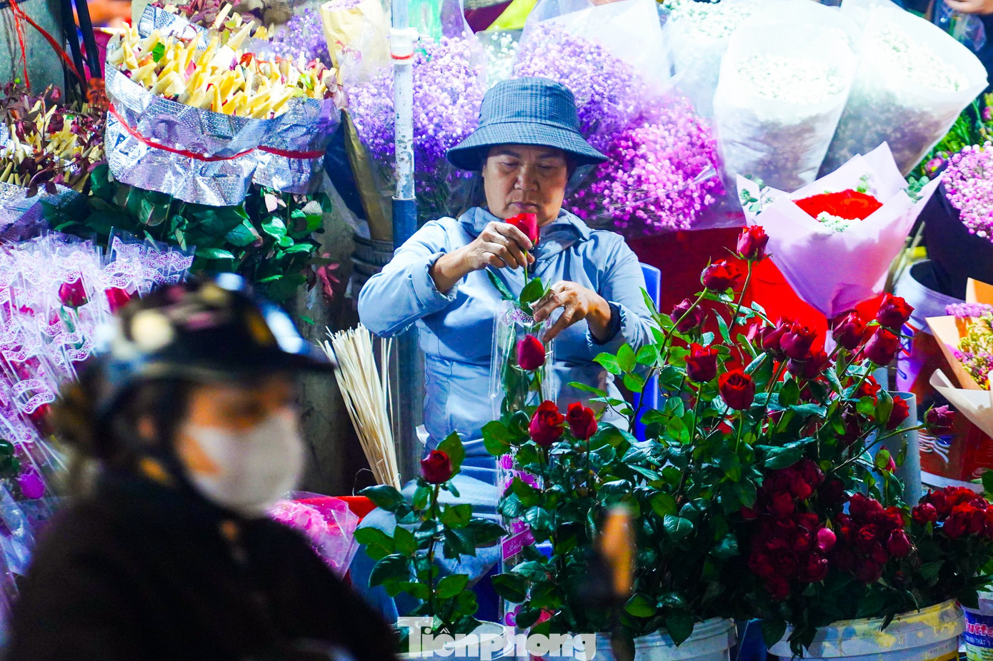 Cô Lê Thu, chủ một sạp hoa tại chợ hoa Quảng Bá cho biết, năm nay lượng khách đến chợ tăng rõ rệt. “Năm nay khách đông hơn, nhiều bạn trẻ đến chợ từ rất sớm để chọn hoa đẹp. Giá hoa hồng cũng tăng nhẹ so với năm ngoái do nhu cầu dịp 8/3 cao, nhưng nhìn chung sức mua vẫn khá tốt nên tiểu thương chúng tôi cũng phấn khởi”.