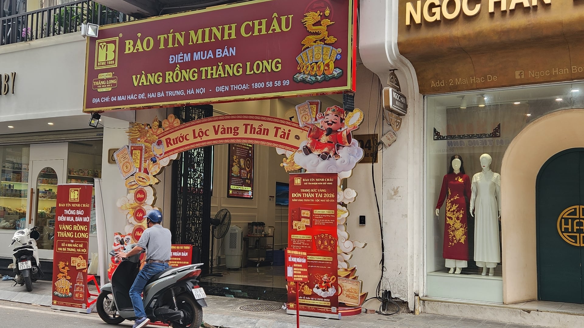 Cửa hàng vàng vắng lặng lạ thường do hết hàng từ sớm trong ngày 7/3. Ảnh: Thái Nguyễn