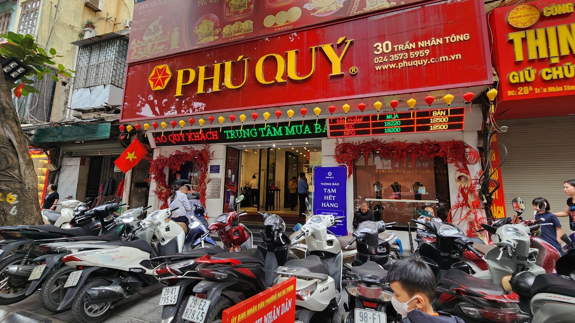 Nhiều người dân vẫn chờ mua vàng tại Phú Quý. Ảnh: Thái Nguyễn