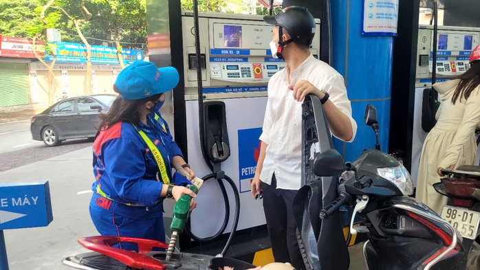 Giá xăng dầu tiếp tục tăng mạnh vào chiều nay
