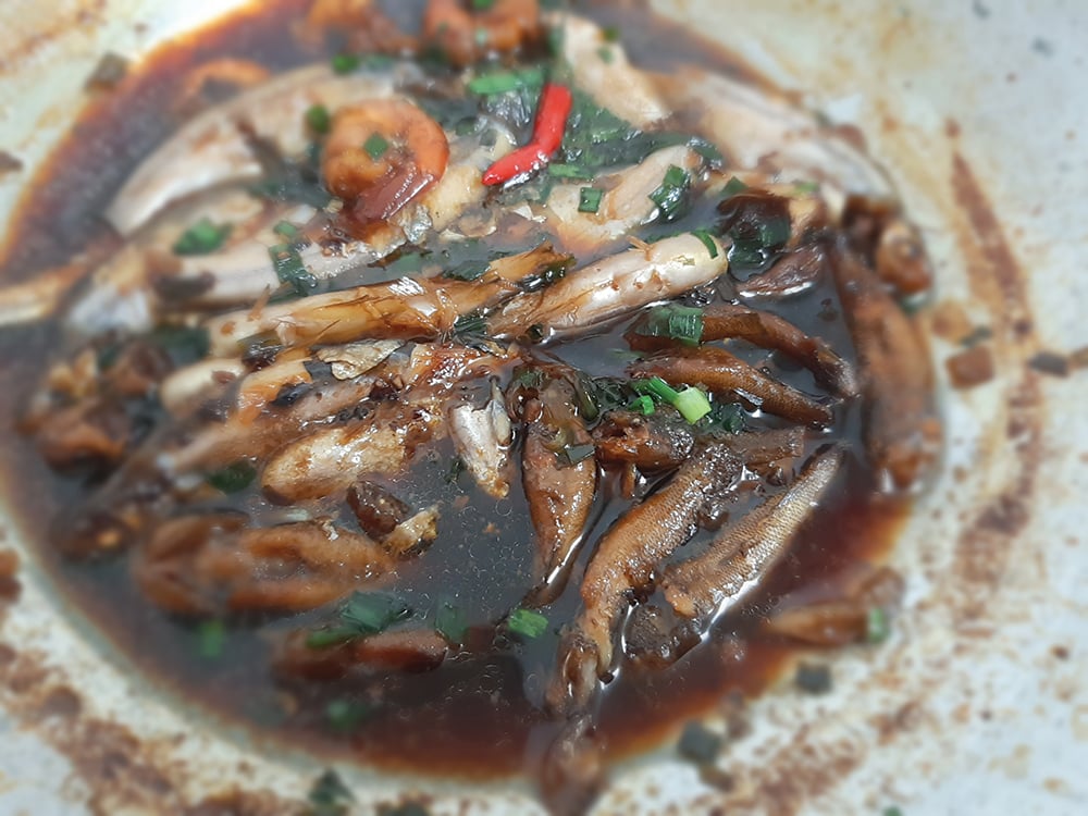 Cá hủn hỉn là loại cá gì, vì sao xưa gọi là cá nhà nghèo, nay cá bé tí lại là đặc sản quê nhà, kho tiêu cả xóm mê tơi? - 2