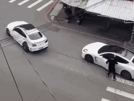 Clip: Hai tài xế mâu thuẫn, lái xe sang húc nhau giữa phố