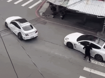 Clip: Hai tài xế mâu thuẫn, lái xe sang húc nhau giữa phố