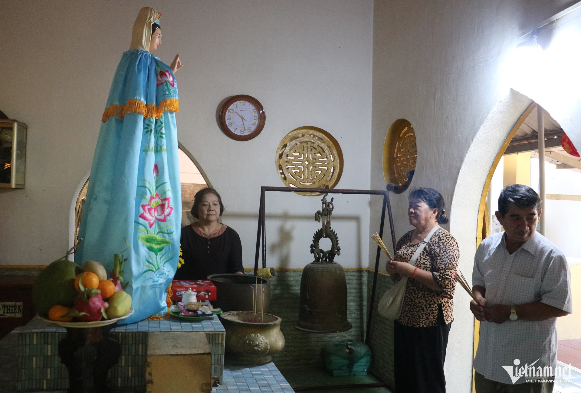 Người Dân Địa Phương Đến Miếu Chiêm Bái, Cầu Sức Khỏe, Bình An