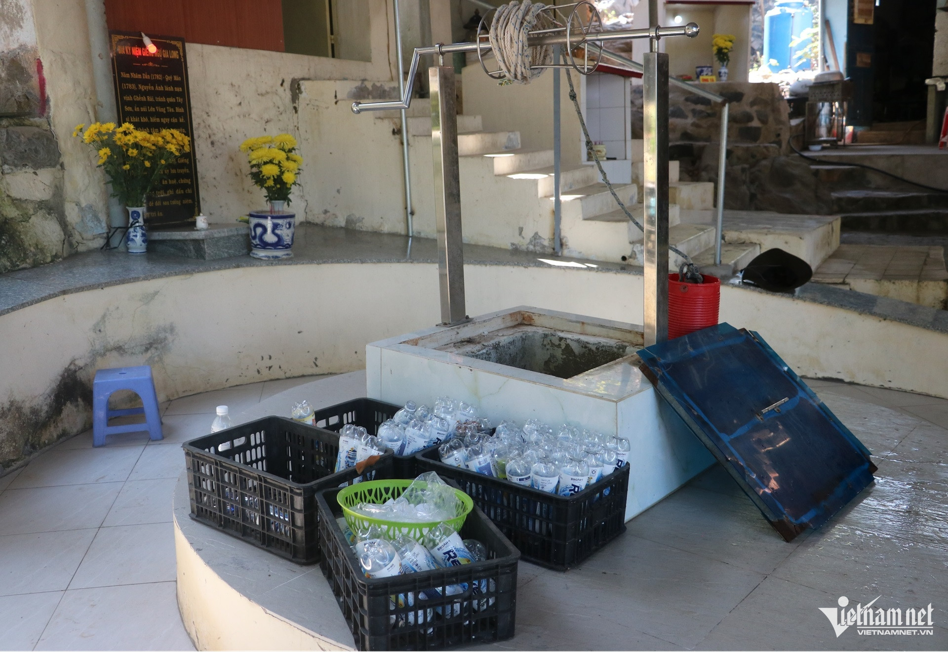 Gia Đình Bà Phượng Chuẩn Bị Sẵn Những Chai Đựng Nước Từ Giếng Để Tặng Cho Người Dân Và Khách Hành Hương