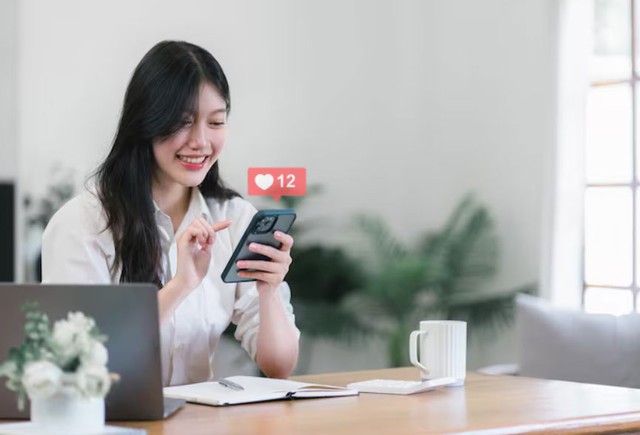 Một đặc điểm dễ nhận thấy ở người EQ cao là sự cẩn trọng trước khi bày tỏ quan điểm cá nhân, đặc biệt trên mạng xã hội. Ảnh minh họa