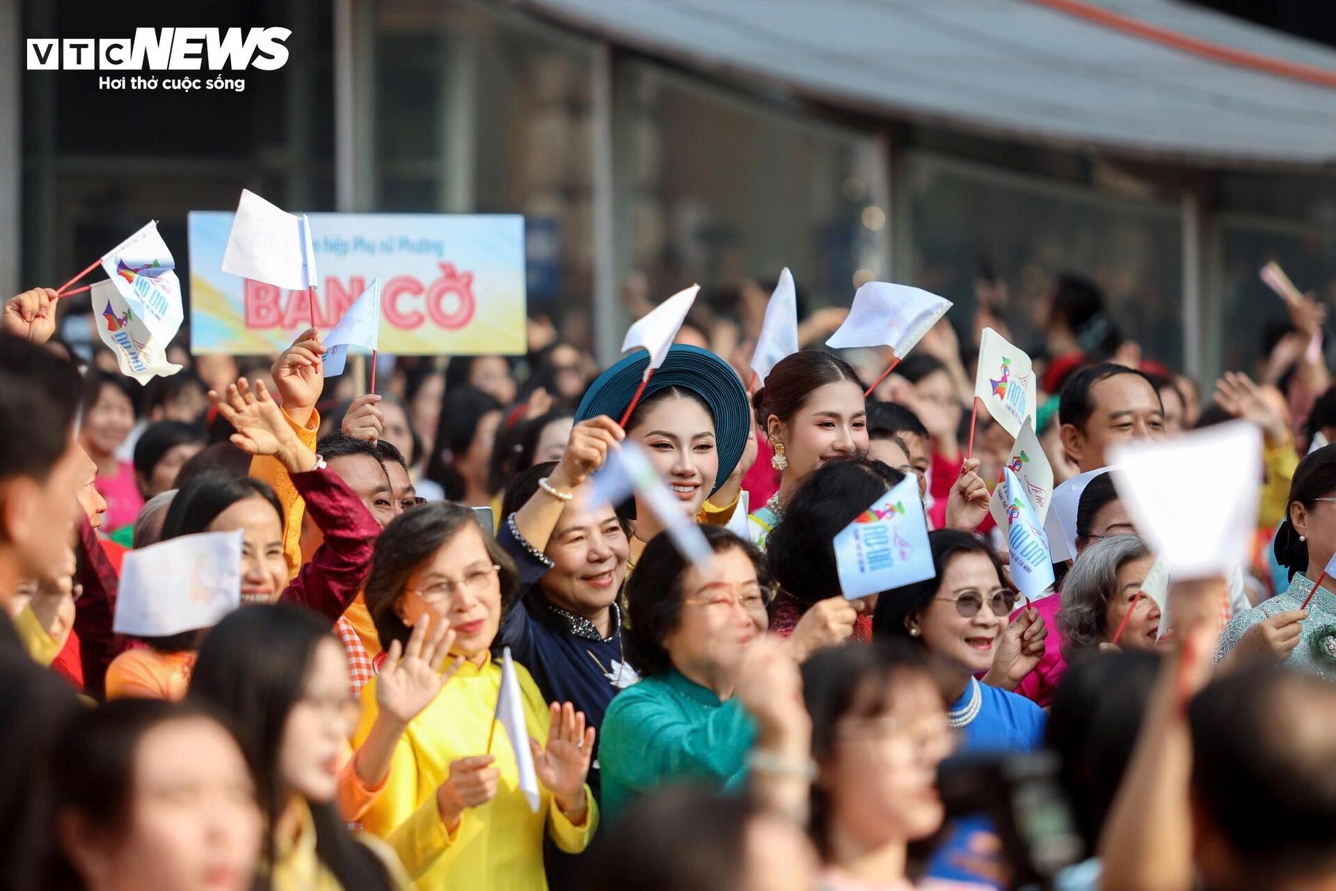 Sáng 8/3, không khí tại phố đi bộ Nguyễn Huệ (TP.HCM) trở nên sôi động và rực rỡ khi hàng nghìn người trong tà áo dài truyền thống cùng tham gia đồng diễn dân vũ và diễu hành qua các tuyến đường trung tâm.