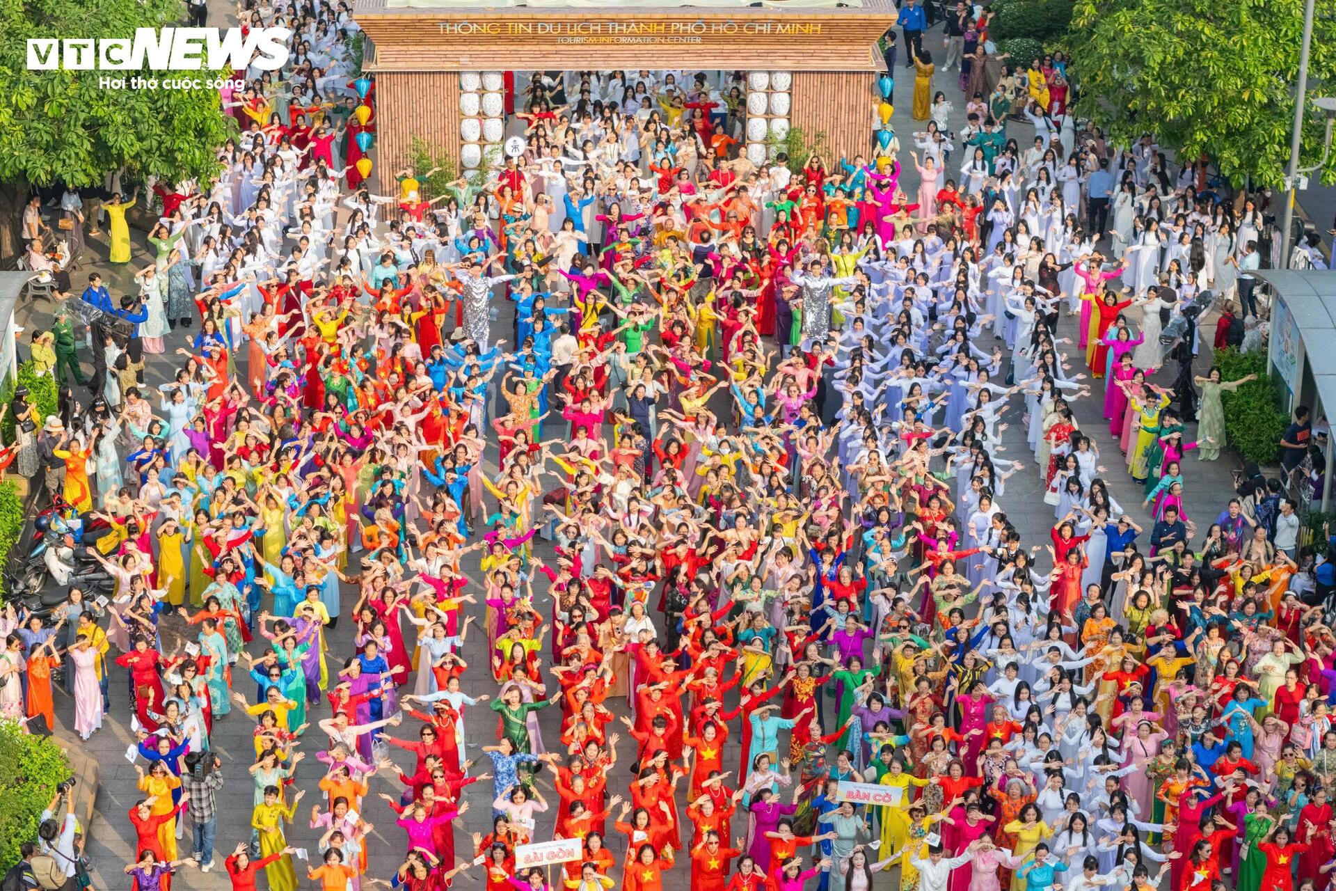 Tại khu vực phố đi bộ Nguyễn Huệ, khoảng 3.000 người tham gia màn đồng diễn dân vũ trong trang phục áo dài nhiều màu sắc. Những bước nhảy đồng đều, kết hợp cùng tà áo dài truyền thống tạo nên bức tranh sinh động giữa không gian trung tâm thành phố, thu hút đông đảo người dân và du khách dừng chân theo dõi, ghi lại khoảnh khắc đẹp.