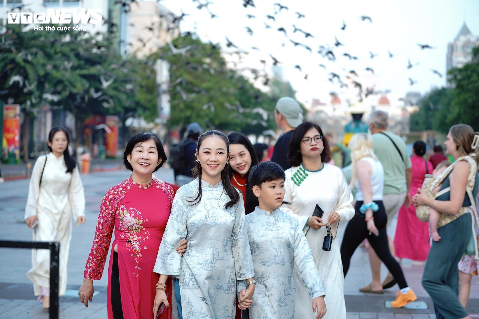 Lễ hội Áo dài TP.HCM năm nay do Sở Du lịch phối hợp với Hội Liên hiệp Phụ nữ TP.HCM tổ chức, gồm 17 hoạt động chính cùng nhiều sự kiện hưởng ứng diễn ra trên toàn thành phố.