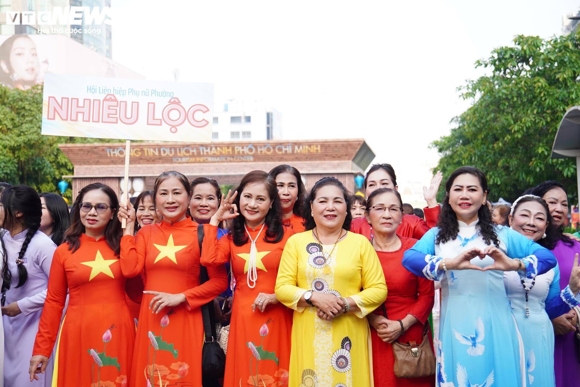 Với chủ đề “Sợi tơ vàng son - Dệt nên khát vọng”, lễ hội diễn ra xuyên suốt tháng 3 tại nhiều địa điểm như phố đi bộ Nguyễn Huệ, công viên Tượng đài Chủ tịch Hồ Chí Minh, các ga tuyến Metro số 1 và nhiều di tích lịch sử trên địa bàn thành phố.