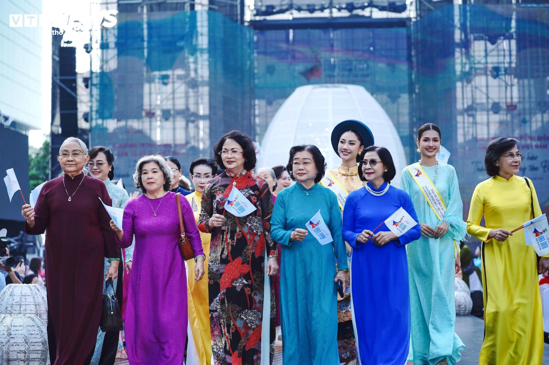 Bên cạnh các hoạt động trình diễn và diễu hành, lễ hội còn mở ra không gian sáng tạo cho các nhà thiết kế, nghệ sĩ và cộng đồng yêu áo dài. Nhiều bộ sưu tập mới được giới thiệu, lấy cảm hứng từ biển đảo, cảng biển, năng lượng tái tạo, công nghiệp xanh, chuyển đổi số và đô thị thông minh, thể hiện sự kết nối giữa di sản truyền thống với hơi thở của thời đại.