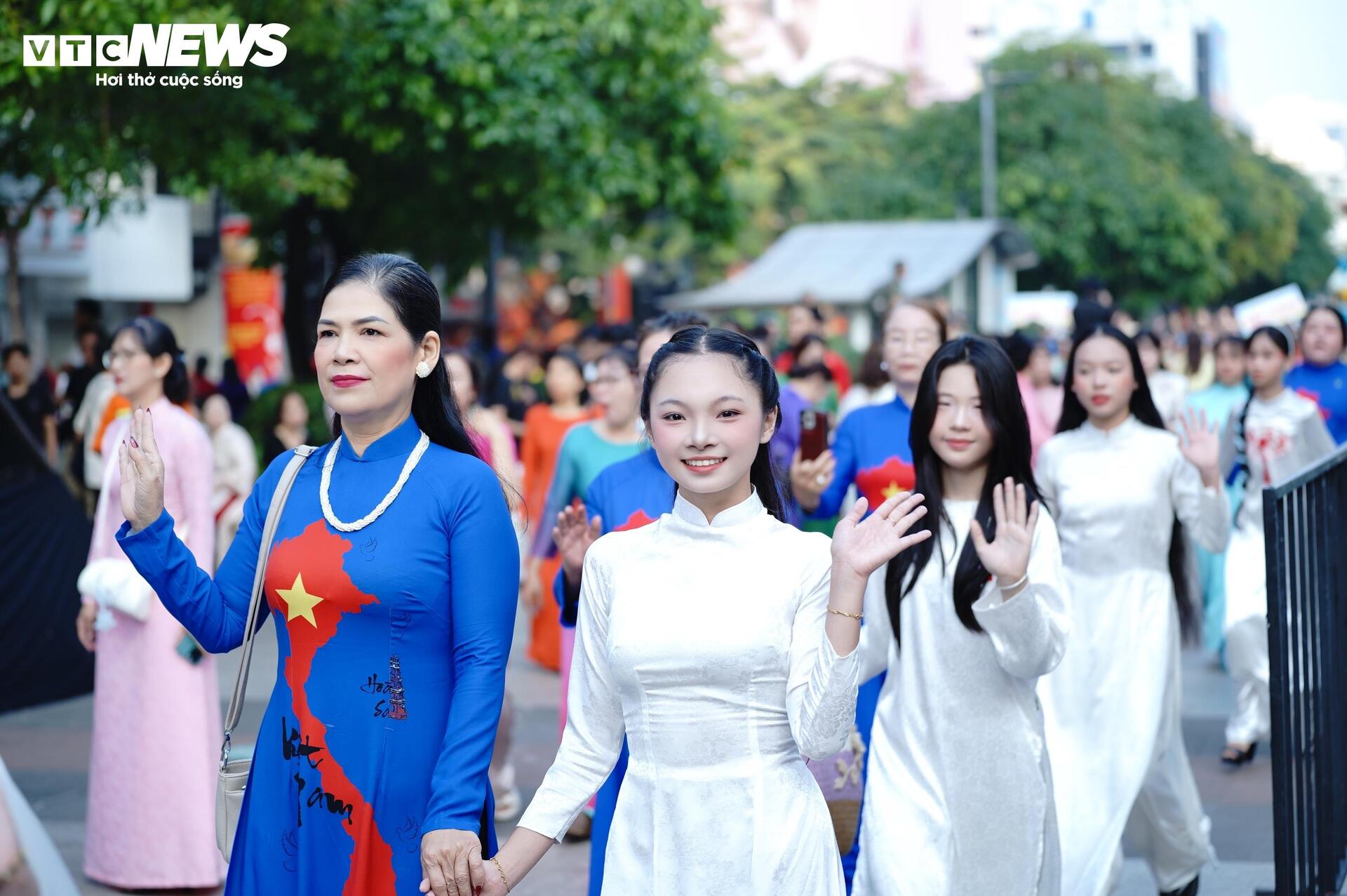 Không chỉ là hoạt động văn hóa, Lễ hội Áo dài TP.HCM còn được định hướng trở thành sản phẩm du lịch lễ hội đặc trưng của thành phố. Sự kiện diễn ra trong dịp kỷ niệm Khởi nghĩa Hai Bà Trưng và Ngày Quốc tế Phụ nữ cũng mang ý nghĩa tôn vinh vẻ đẹp, vai trò và những đóng góp của phụ nữ Việt Nam trong đời sống xã hội, từ xây dựng gia đình đến tham gia phát triển đất nước.