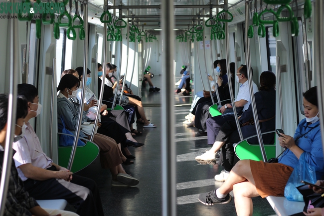 Nhiều người chọn tàu điện làm phương tiện di chuyển khi xăng tăng giá. Ảnh: Thành Long.