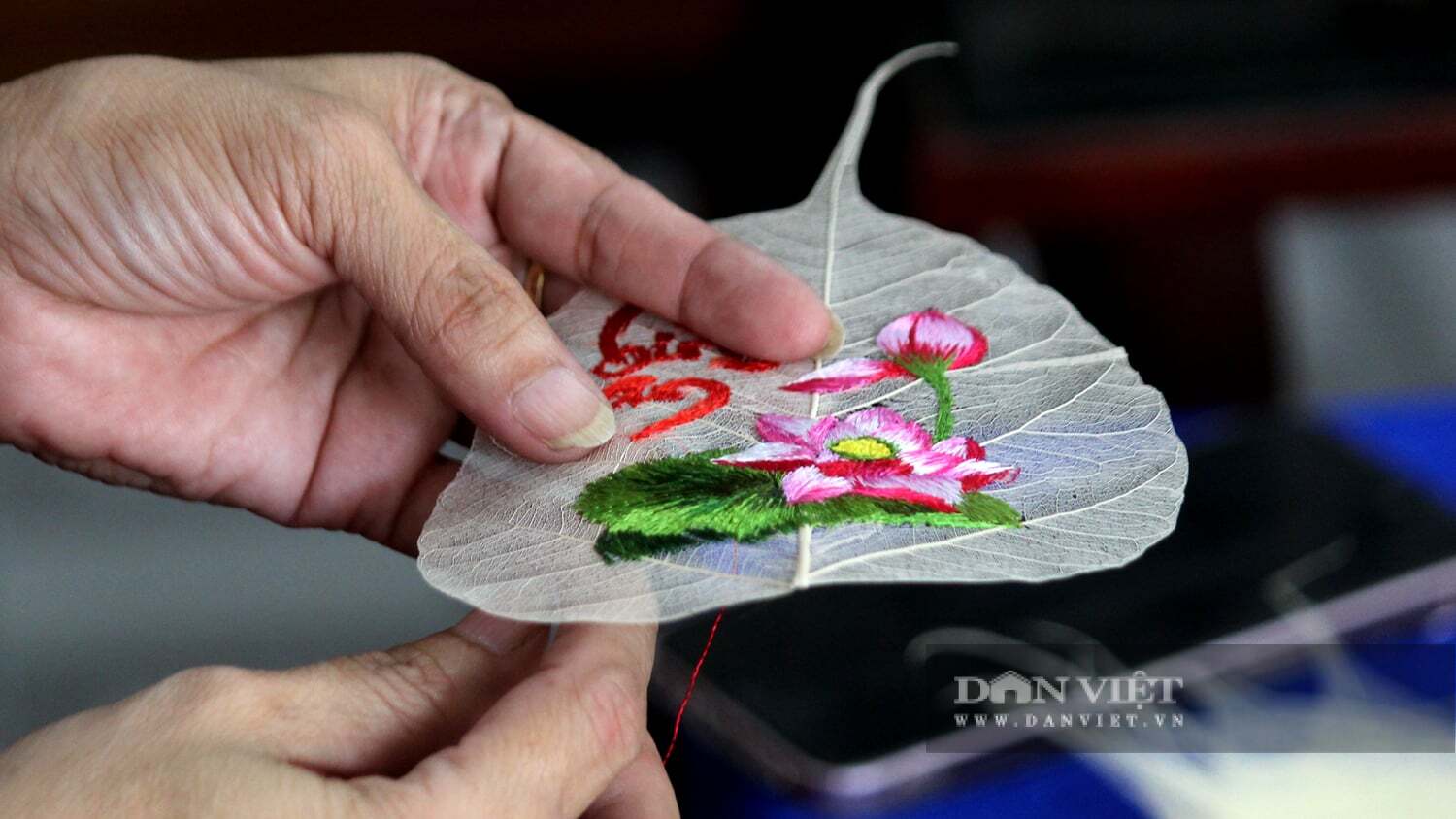 Clip: Một người Đồng Nai tâm huyết thêu tranh lá bồ đề, bán tốt hay sao mà kiên trì đến vậy! - 2