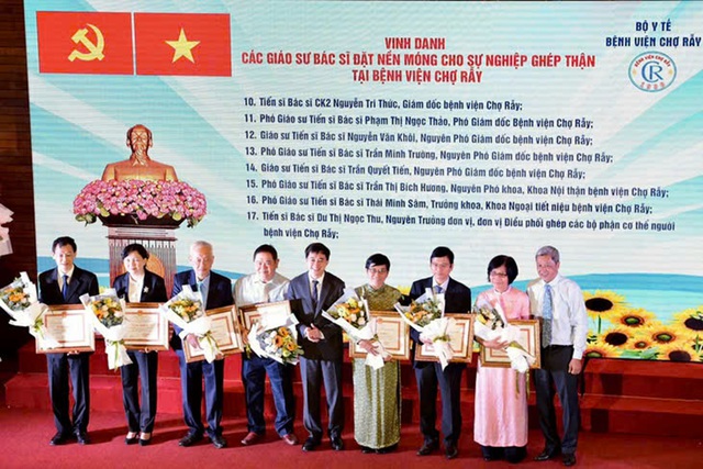 TS.BS Dư Thị Ngọc Thu (mặc áo dài hồng) trên bục vinh danh các giáo sư, bác sĩ đặt nền móng cho ghép thận tại Bệnh viện Chợ Rẫy.