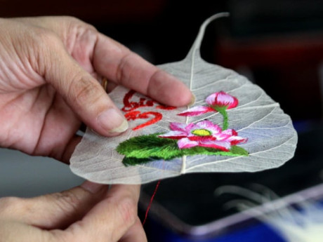 Clip: Một người Đồng Nai tâm huyết thêu tranh lá bồ đề, bán tốt hay sao mà kiên trì đến vậy!