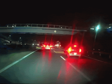 Clip: Xe máy ngang nhiên đi ngược chiều giữa cao tốc