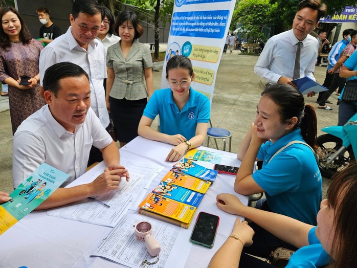 Tư vấn cho người dân về chính sách BHXH tự nguyện, BHYT hộ gia đình
