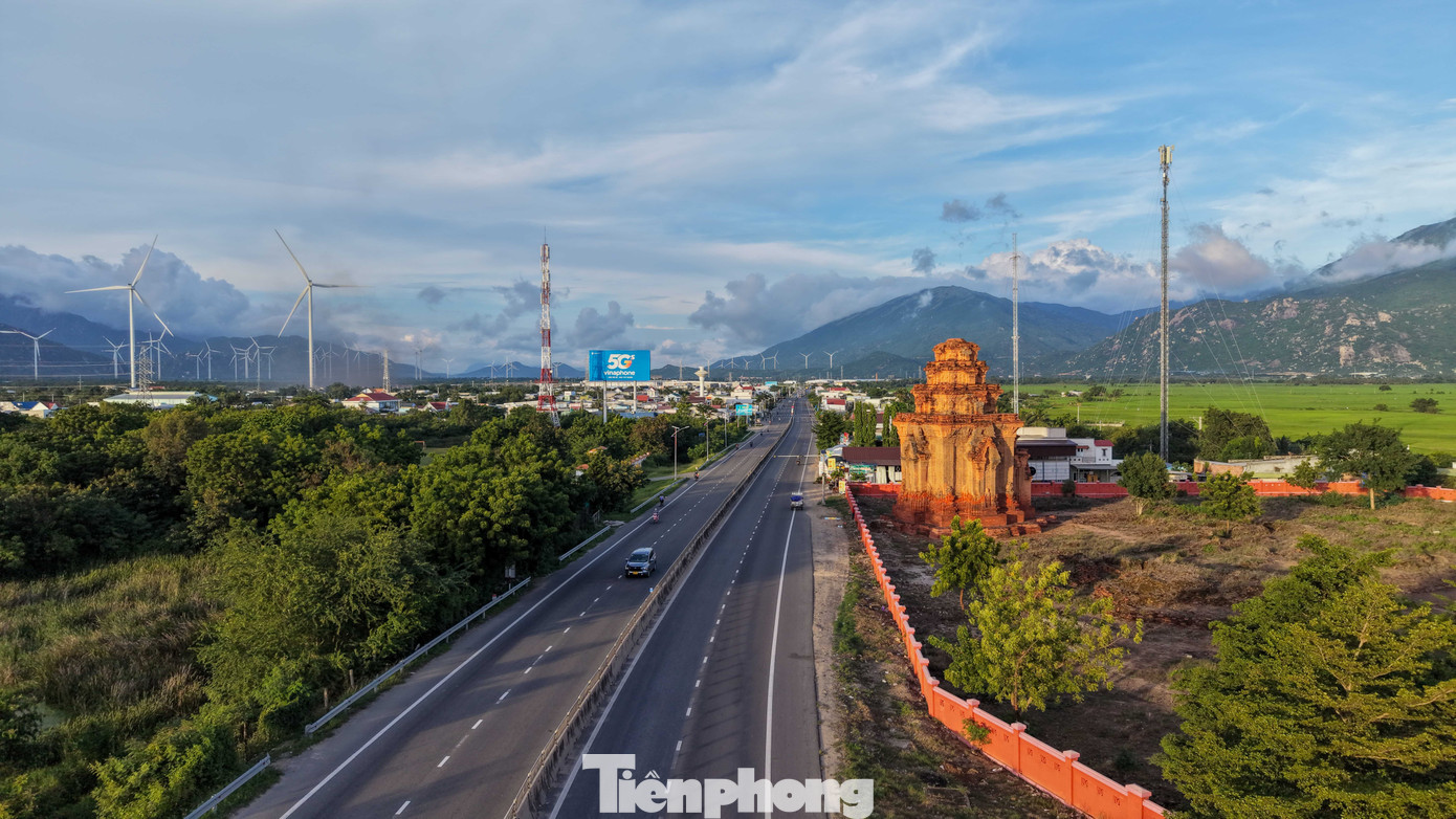 Từ các tuyến đường ven biển và quốc lộ 1A qua địa bàn tỉnh thuộc Khánh Hòa (tỉnh Ninh Thuận cũ), du khách dễ dàng bắt gặp những “cánh đồng tua-bin” khổng lồ trải dài trên các triền đồi, cánh đồng lúa xanh mướt.