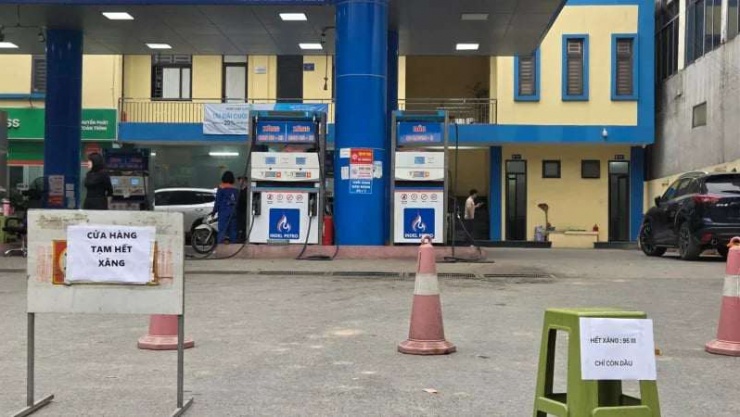 Nhu cầu mua xăng dầu tại Hà Nội tăng mạnh đầu tháng 3 khiến 17 cửa hàng tạm dừng bán hoặc hết hàng. Cơ quan quản lý xác định các trường hợp đều có lý do chính đáng.