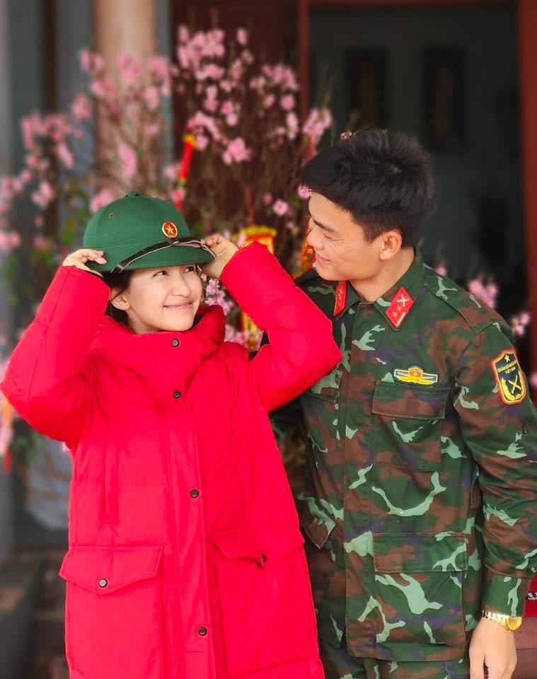 Hôm 7/3, Hòa Minzy gây chú ý khi công khai bạn trai quân nhân cùng tuổi - Thăng Văn Cương - sau bốn năm hẹn hò. Cô chọn bức ảnh mặc áo khoác phao giản dị trong một lần gặp gỡ, khác với những hình ảnh trên sân khấu.