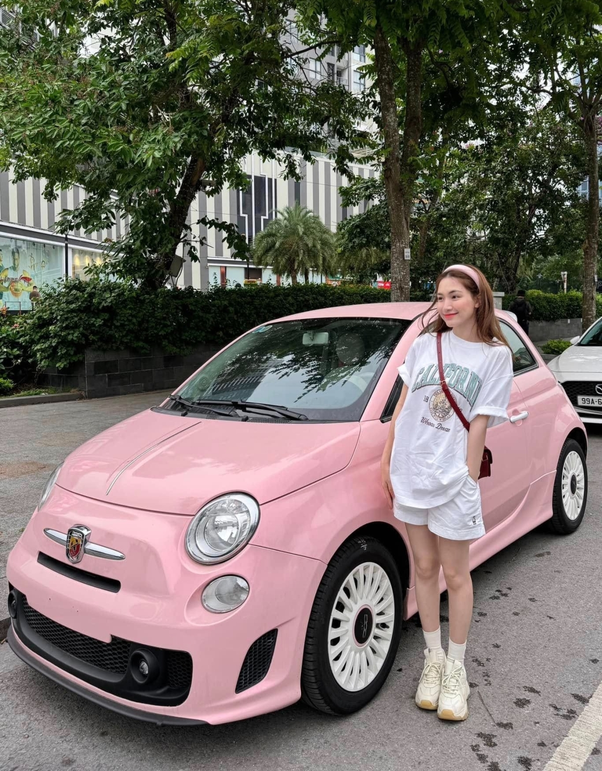 Đời thường, cô chuộng cách phối nữ sinh với thiết kế của các hãng bình dân Hàn Quốc, thỉnh thoảng dùng phụ kiện hàng hiệu xa xỉ.