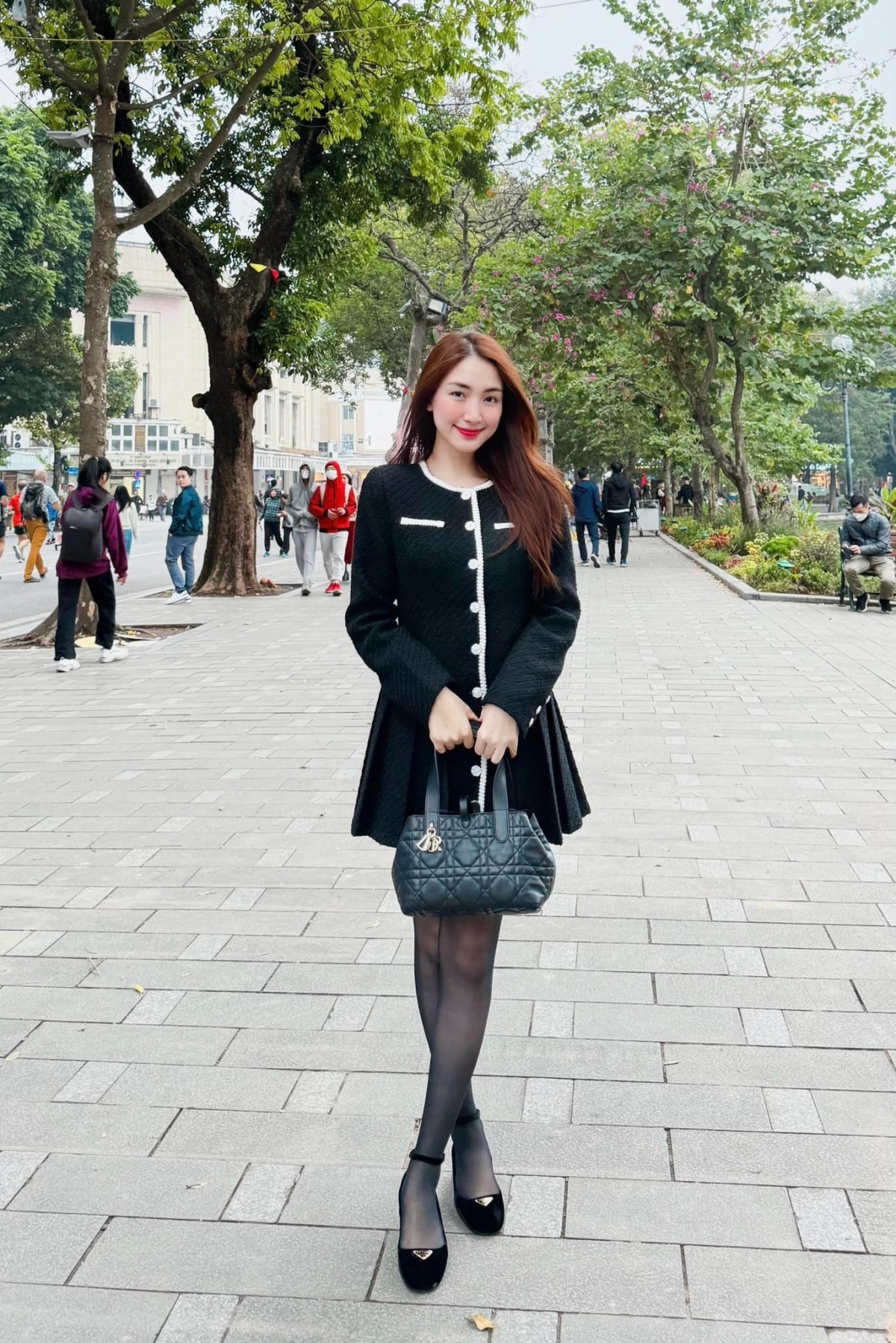 Ca sĩ ăn gian tuổi với váy tweed chữ A xếp ly, túi Dior và giày Prada.