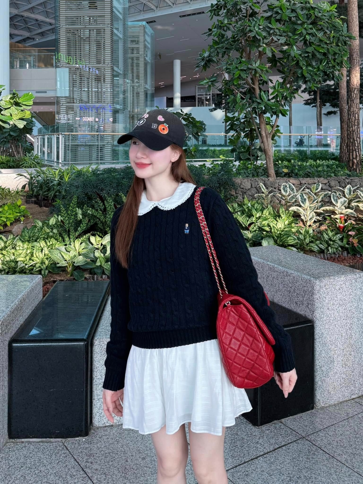 Hòa Minzy dạo phố với váy ngắn, áo len, nhấn bằng túi Chanel cỡ đại hàng trăm triệu đồng.