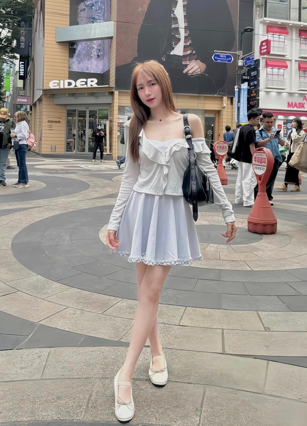 Giọng ca Bắc Bling tạo dáng trên phố với váy hai dây ngắn trên gối, áo xếp bèo và giày búp bê theo phong cách ballet.