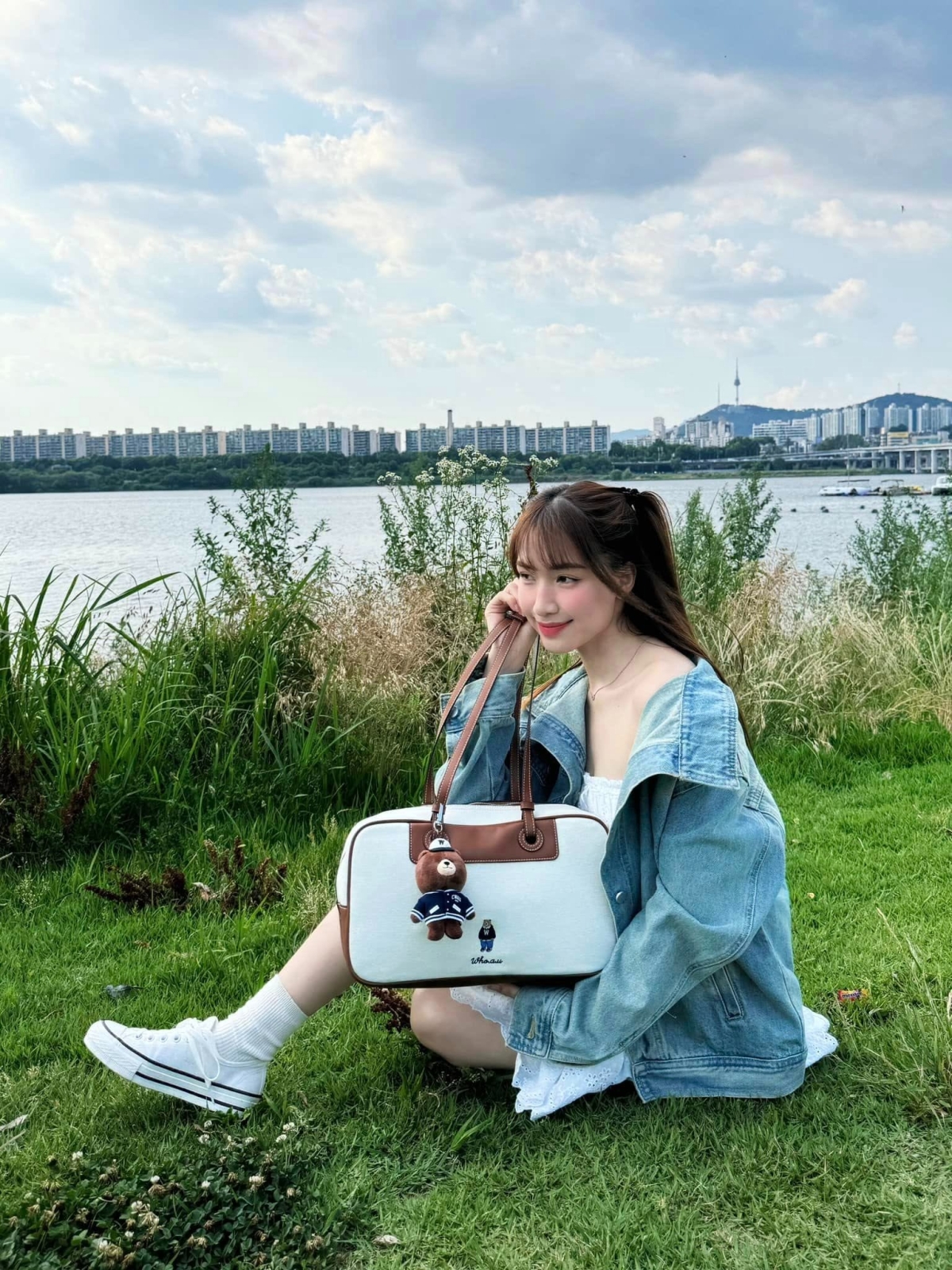 Tủ đồ của ca sĩ có nhiều áo phông, quần jeans, áo khoác denim, áo cotton quây ngực, váy mini, giày Converse đủ màu sắc để tiện phối thay vì mang giày cà kheo.