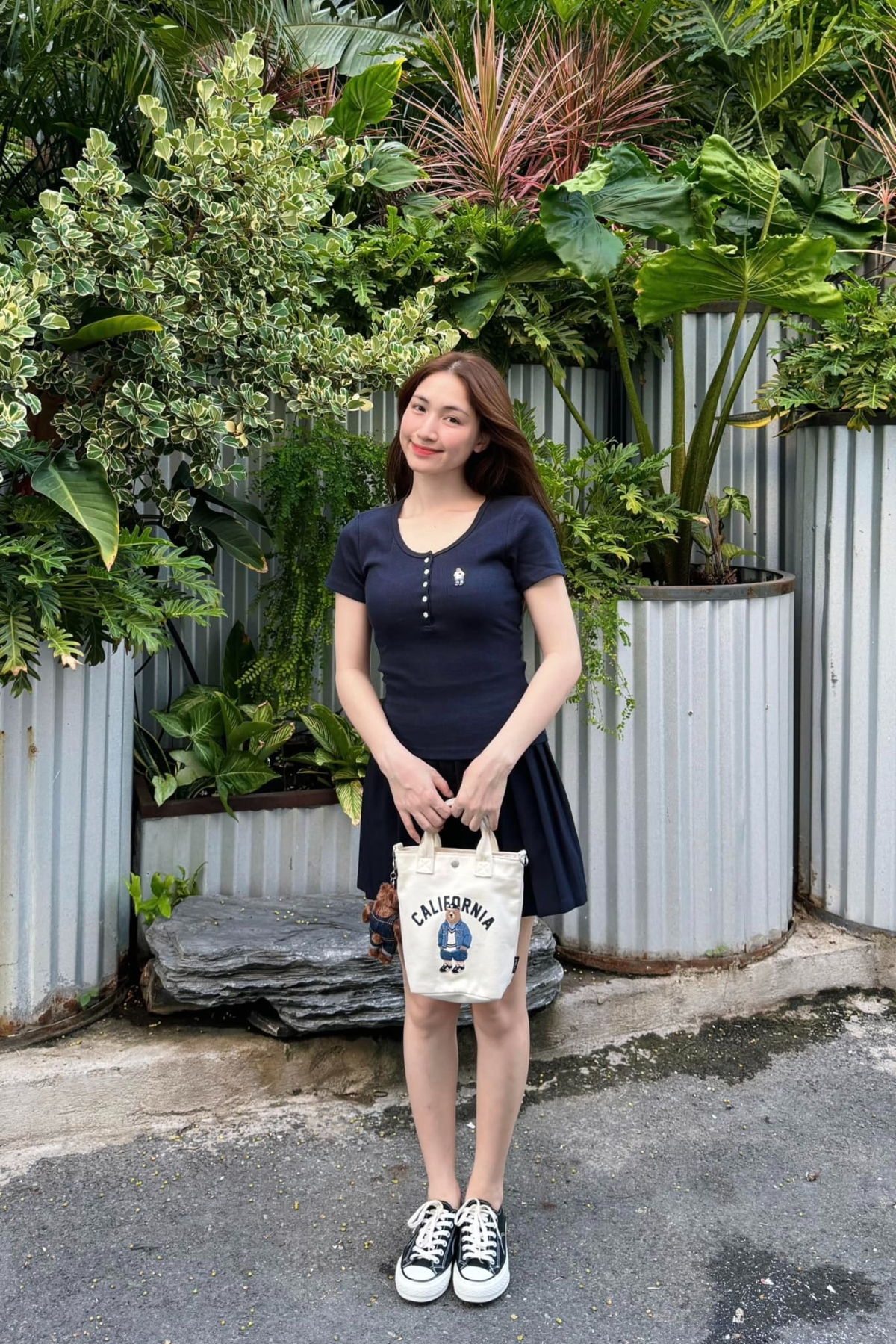 Hòa Minzy nhiều lần diện quần áo, túi xách của WHO.A.U - một thương hiệu Hàn Quốc được nhiều người Việt yêu thích vài năm trở lại đây.