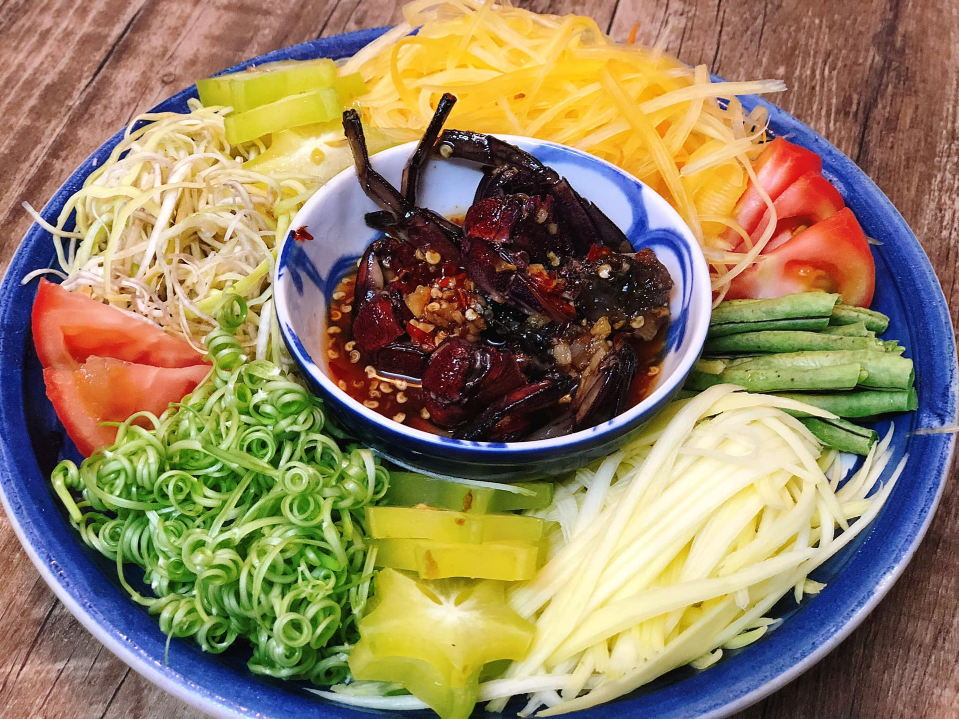 Các nguyên liệu làm gỏi ba khía hấp dẫn. Ảnh: Thương Giang