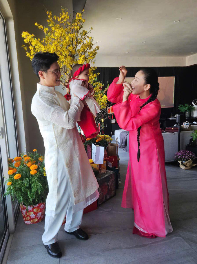 Vợ chồng Ngô Thanh Vân - Huy Trần và con gái đầu lòng.