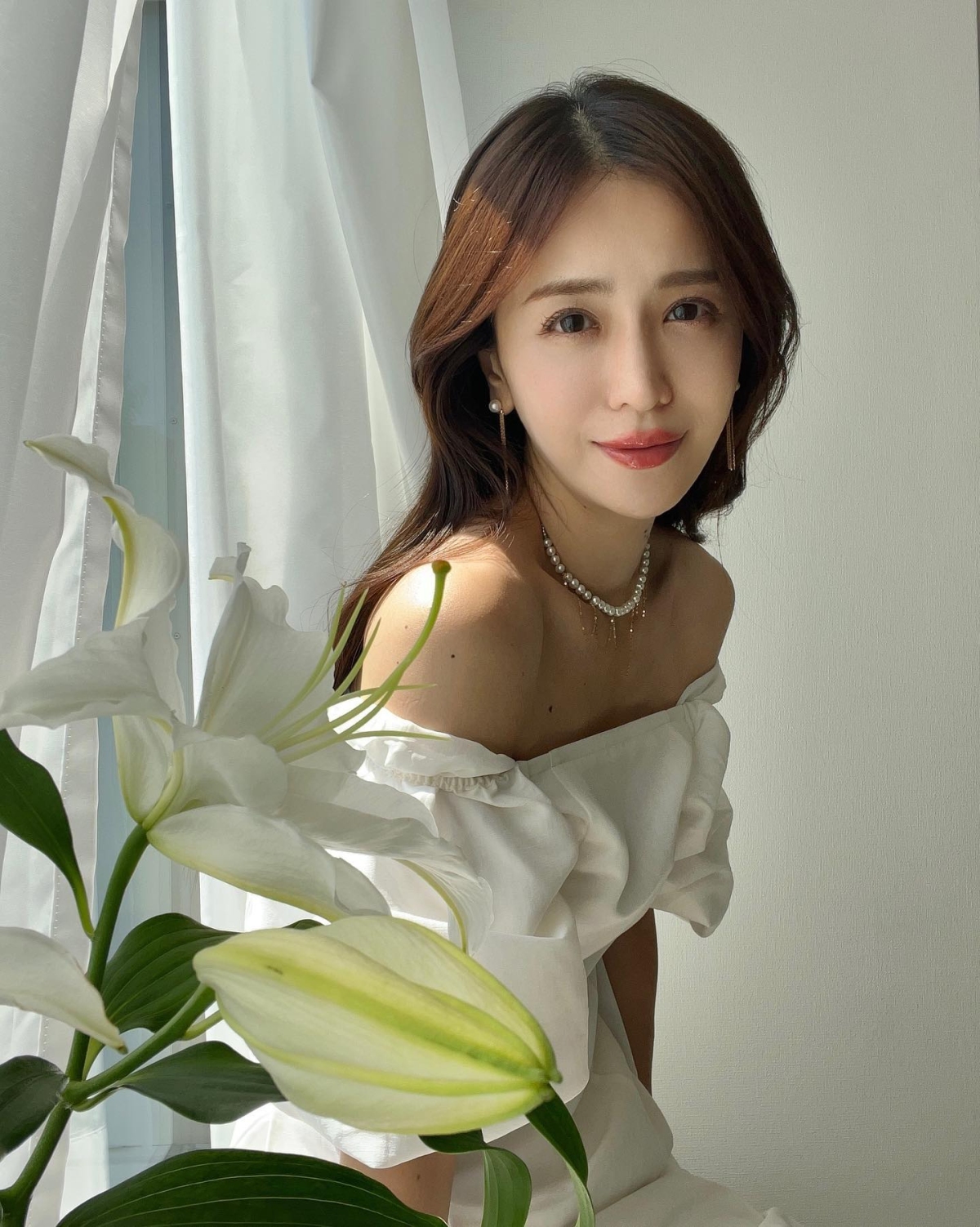 Nhờ vẻ ngoài trẻ trung, xinh đẹp, bà mẹ một con có hơn 40 nghìn người theo dõi trên Instagram, được nhiều nhãn hàng gửi sản phẩm để quảng cáo, nhất là mỹ phẩm chăm sóc làn da, mái tóc.