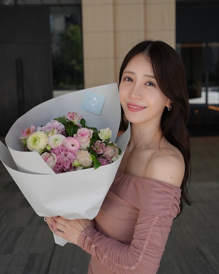 Ở tuổi tứ tuần, bà mẹ một con đề cao tầm quan trọng của các sản phẩm dưỡng chứa vitamin C, giúp duy trì da đều màu, làm chậm lão hóa. Ngoài ra, việc ngủ nghỉ điều độ cũng được cô xem là yếu tố quan trọng trong việc duy trì vẻ ngoài tươi trẻ.