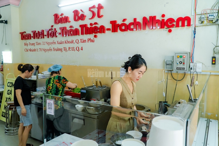 VIDEO: Quán bún bò có bảng thông báo lạ ở TPHCM - 1