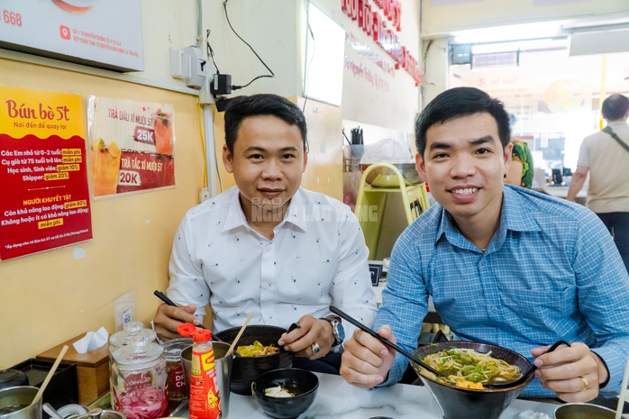 VIDEO: Quán bún bò có bảng thông báo lạ ở TPHCM - 6