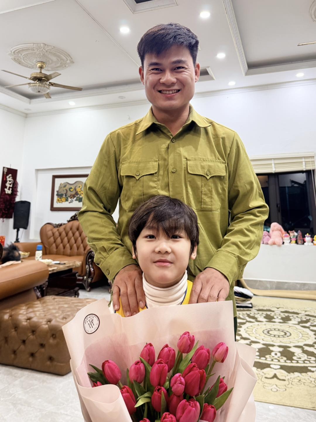 Bé Bo - con trai 6 tuổi hút fan của Hòa Minzy - 1