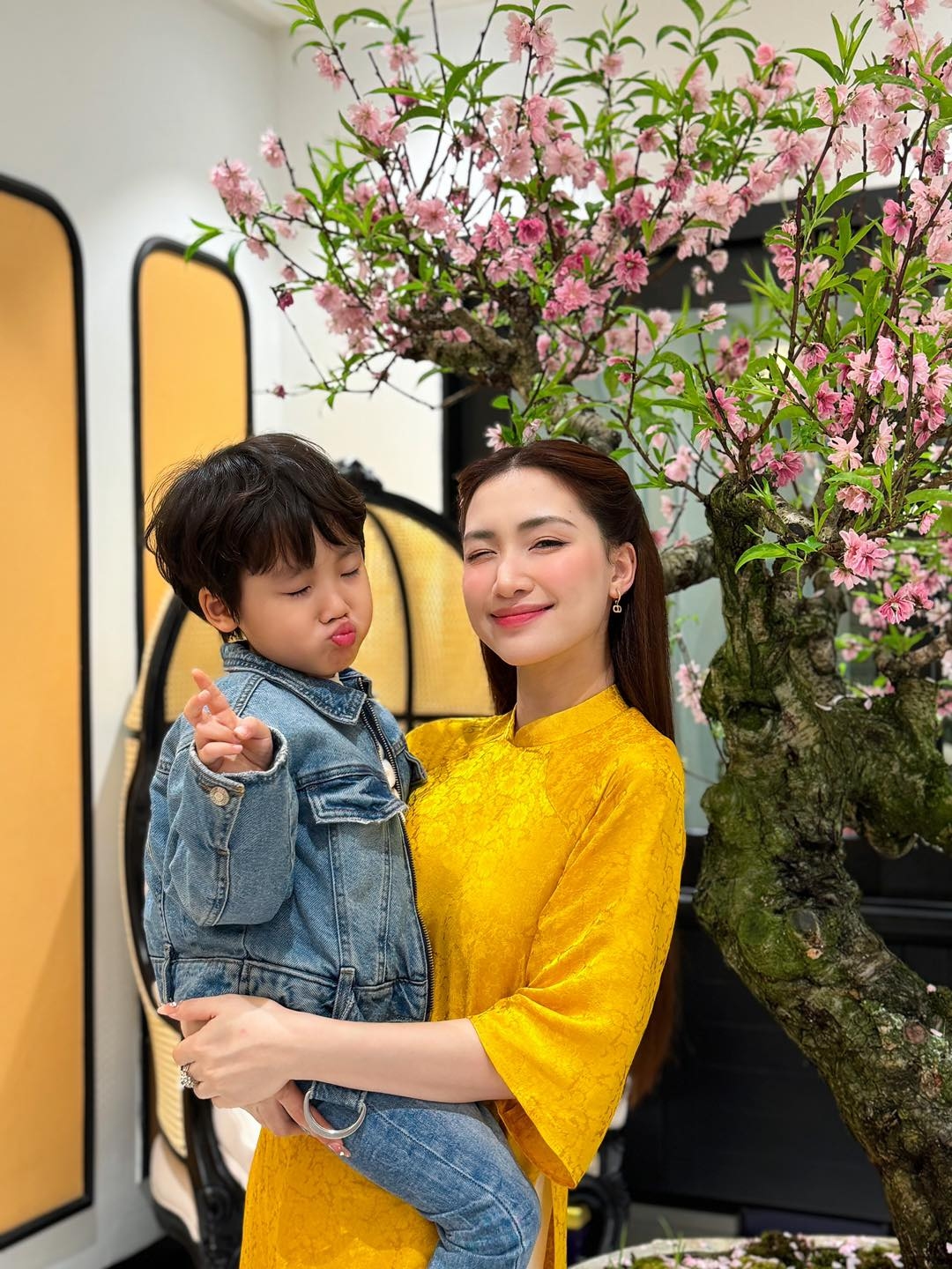 Bé Bo - con trai 6 tuổi hút fan của Hòa Minzy - 11