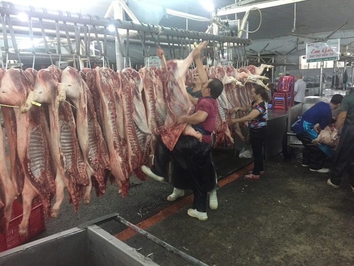 Giá heo mảnh giảm mạnh tại chợ đầu mối