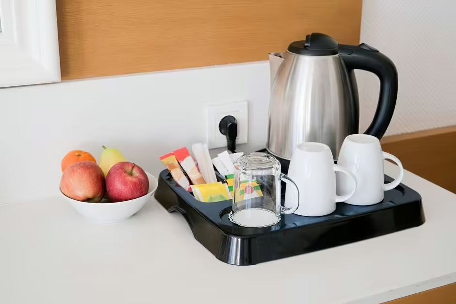 Vì Sao Nên Kiểm Tra Ấm Đun Nước, Máy Pha Cà Phê Ngay Khi Nhận Phòng Khách Sạn? Ấm Đun Nước Trong Phòng Khách Sạn Từng Được Xem Là Tiện Ích Quen Thuộc Với Nhiều Du Khách. Ảnh Minh Họa: F.p