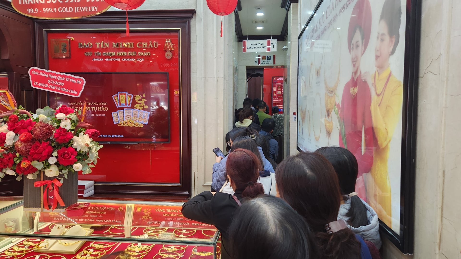 Hàng dài người mua xếp hàng kín cơ sở Bảo Tín Minh Châu. Ảnh: Thái Nguyễn 