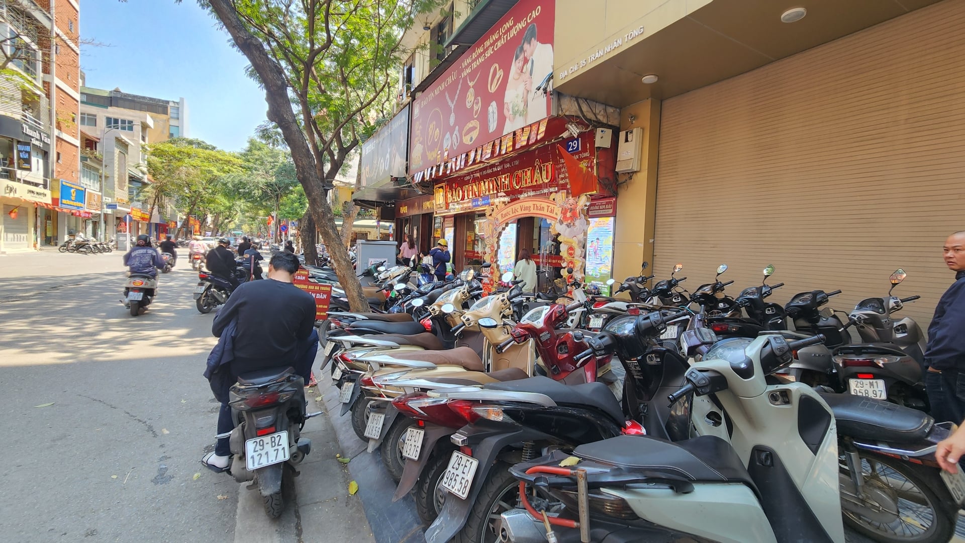 Phương tiện của người mua vàng xếp chật vỉa hè trên phố Trần Nhân Tông. Ảnh: Thái Nguyễn