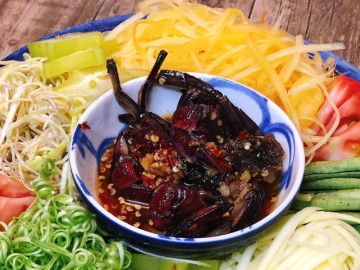 Đặc sản nức tiếng Cà Mau có "10 chân", mai sần sùi, nhìn tưởng cua đồng