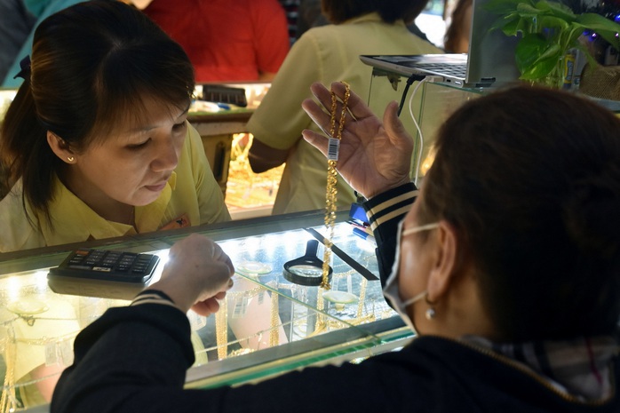 Giá vàng hôm nay lại nóng lên