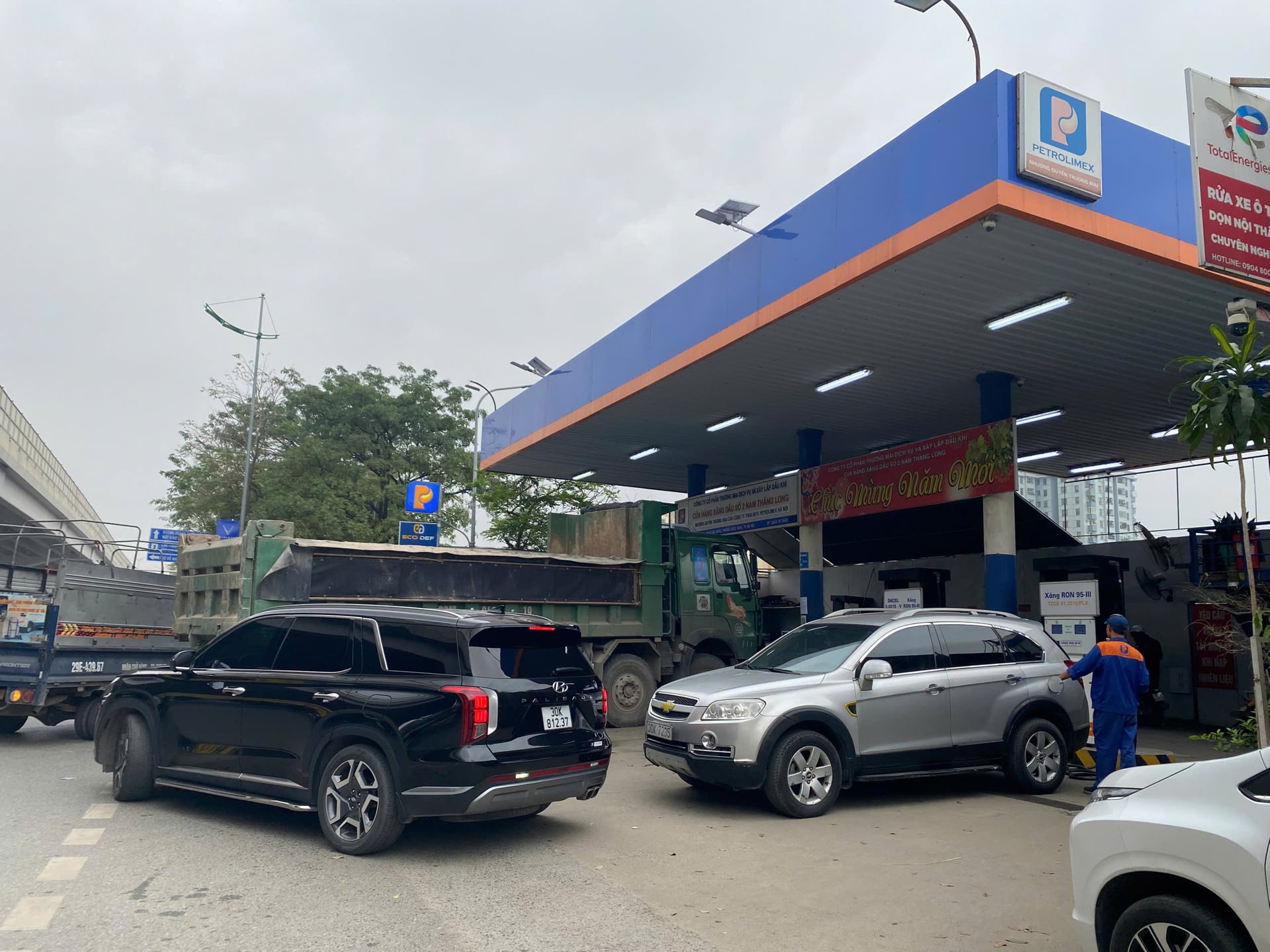 Giá xăng dầu trong nước biến động mạnh trước đà tăng của giá dầu thô và giá xăng dầu thành phẩm thế giới (Ảnh: NT).