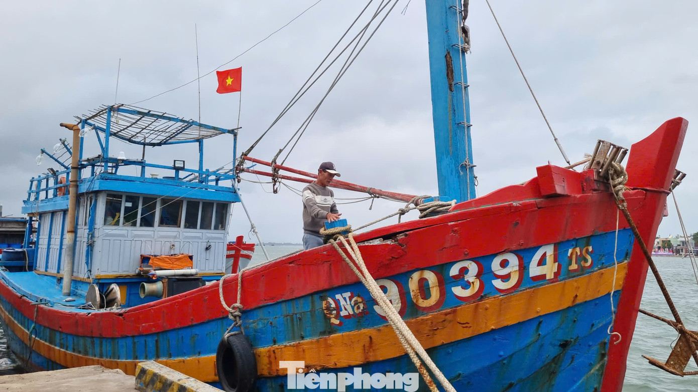 Giá xăng dầu tăng, kéo theo chi phí cho mỗi chuyến biển cũng tăng mạnh. Ảnh: Hoài Văn